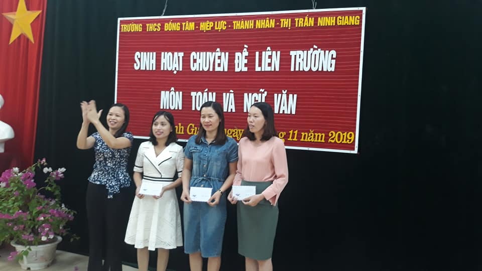 Phần thưởng các thầy cô giáo đạt giải Hội thi GVG 04 trường